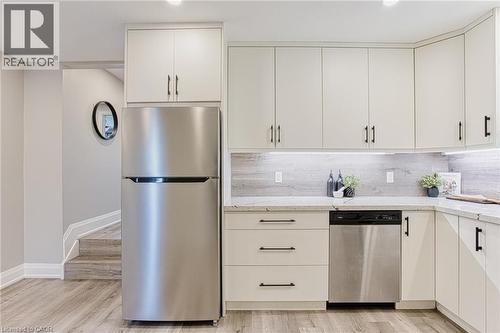 4 Colgate Court, Hamilton, ON - Indoor Photo Showing Kitchen With Upgraded Kitchen