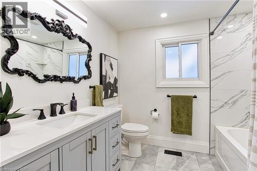 4 Colgate Court, Hamilton, ON - Indoor Photo Showing Bathroom