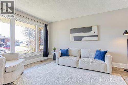 4 Colgate Court, Hamilton, ON - Indoor Photo Showing Living Room