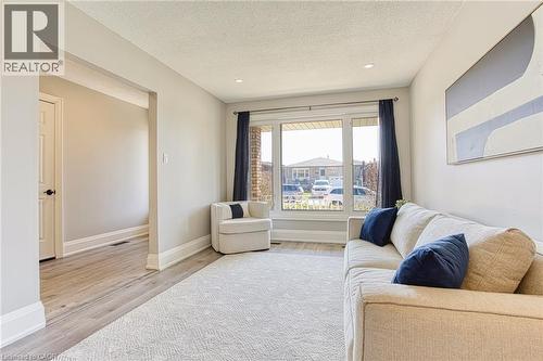 4 Colgate Court, Hamilton, ON - Indoor Photo Showing Living Room