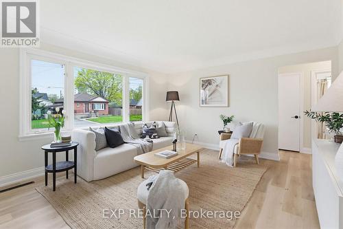 51 Bromley Road, Hamilton, ON - Indoor Photo Showing Living Room
