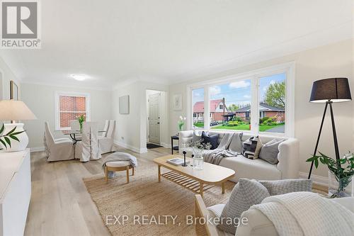51 Bromley Road, Hamilton, ON - Indoor Photo Showing Living Room