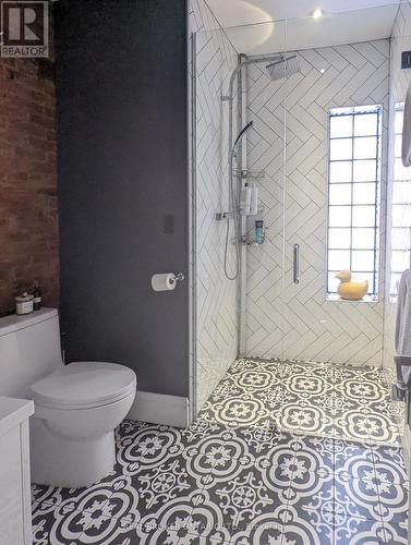 158 Hunter Street E, Hamilton, ON - Indoor Photo Showing Bathroom