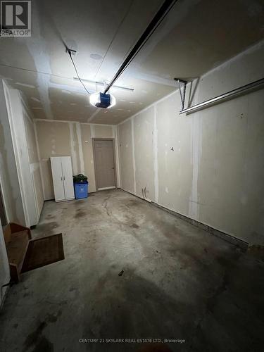 96 Charleswood Crescent, Hamilton, ON - Indoor Photo Showing Garage