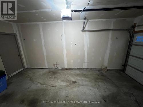 96 Charleswood Crescent, Hamilton, ON - Indoor Photo Showing Garage