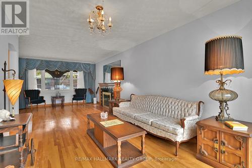 Living Room - 1230 Major Street, Ottawa, ON - Indoor Photo Showing Living Room