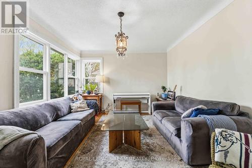 1272 Livingstone Avenue, Ottawa, ON - Indoor Photo Showing Living Room