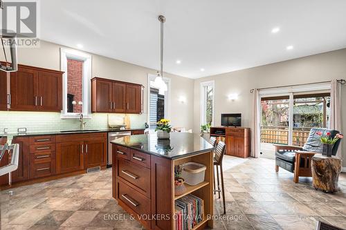 82 Second Avenue, Ottawa, ON - Indoor Photo Showing Kitchen With Upgraded Kitchen