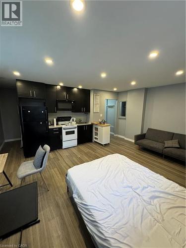 Open-concept living space featuring wood-finish flooring throughout - 61 E Waterloo Drive Unit# 61, Kitchener, ON - Indoor