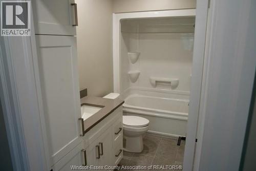 955 Roseland, Windsor, ON - Indoor Photo Showing Bathroom