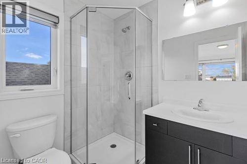 37 Delena Avenue S, Hamilton, ON - Indoor Photo Showing Bathroom