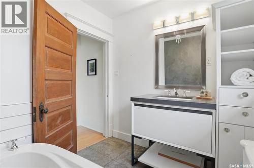 702 Queen Street, Saskatoon, SK - Indoor Photo Showing Bathroom