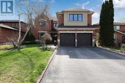8 MCQUAID COURT East Gwillimbury, ON L9N 1E8