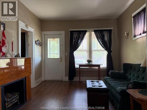 773 Glengarry Avenue, Windsor, ON - Indoor Photo Showing Living Room With Fireplace