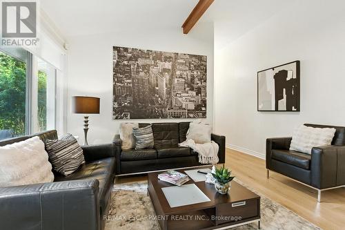 230 South Service Road, Mississauga, ON - Indoor Photo Showing Living Room