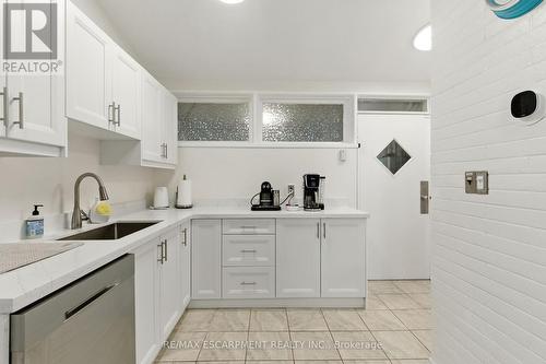 230 South Service Road, Mississauga, ON - Indoor Photo Showing Kitchen With Upgraded Kitchen
