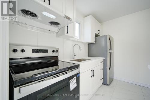 1054 East Avenue, Mississauga, ON - Indoor Photo Showing Kitchen