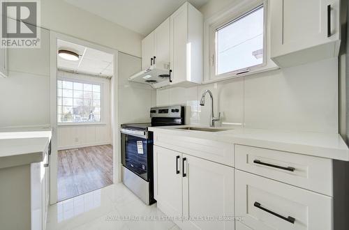1054 East Avenue, Mississauga, ON - Indoor Photo Showing Kitchen