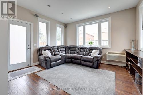 3409 Bertrand Road, Mississauga, ON - Indoor Photo Showing Living Room
