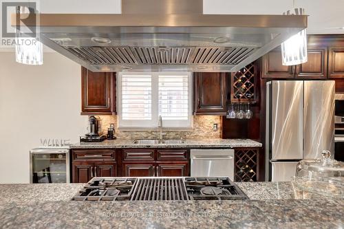 3409 Bertrand Road, Mississauga, ON - Indoor Photo Showing Kitchen With Upgraded Kitchen