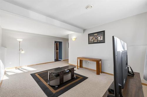 222 Carson Park Drive, Lorette, MB - Indoor Photo Showing Other Room