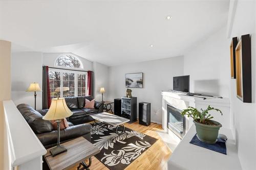 222 Carson Park Drive, Lorette, MB - Indoor Photo Showing Living Room