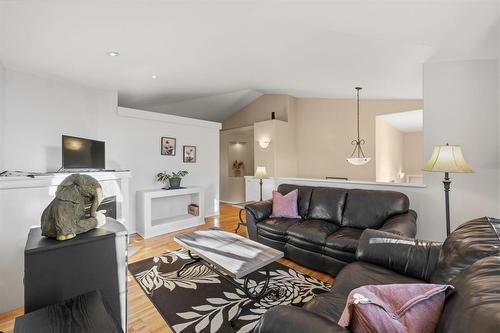222 Carson Park Drive, Lorette, MB - Indoor Photo Showing Living Room