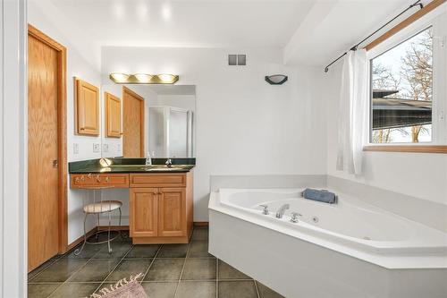 222 Carson Park Drive, Lorette, MB - Indoor Photo Showing Bathroom