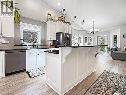 623 Highland Drive, Swift Current, SK - Indoor Photo Showing Kitchen With Upgraded Kitchen