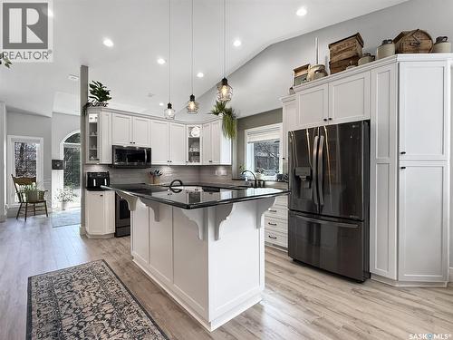 623 Highland Drive, Swift Current, SK - Indoor Photo Showing Kitchen With Upgraded Kitchen