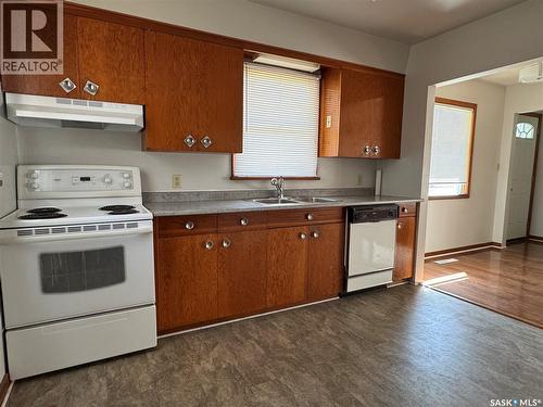 505 3Rd Avenue E, Assiniboia, SK - Indoor Photo Showing Kitchen With Double Sink