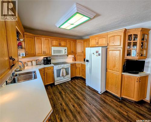 806 Graham Road, Regina, SK - Indoor Photo Showing Kitchen With Double Sink