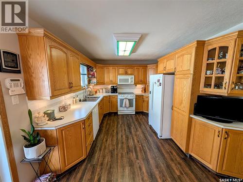 806 Graham Road, Regina, SK - Indoor Photo Showing Kitchen With Double Sink