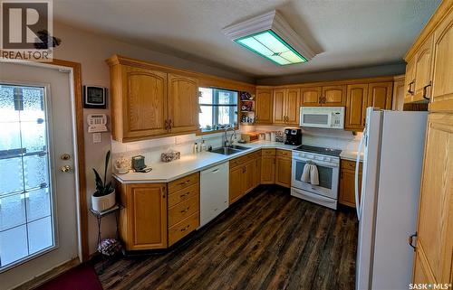 806 Graham Road, Regina, SK - Indoor Photo Showing Kitchen With Double Sink