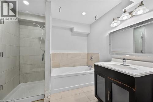 704 Stone Church Road E, Hamilton, ON - Indoor Photo Showing Bathroom