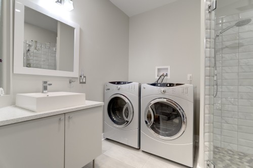 Bathroom - 6299  - 6301 Rue St-Hubert, Montréal (Rosemont/La Petite-Patrie), QC - Indoor Photo Showing Laundry Room