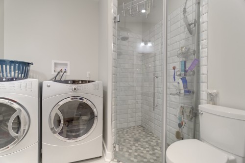 Bathroom - 6299  - 6301 Rue St-Hubert, Montréal (Rosemont/La Petite-Patrie), QC - Indoor Photo Showing Laundry Room