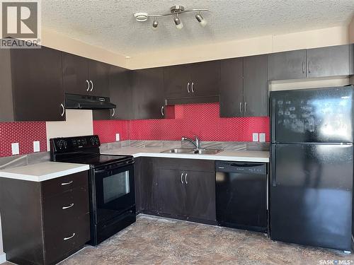 67 5612 Gordon Road, Regina, SK - Indoor Photo Showing Kitchen With Double Sink