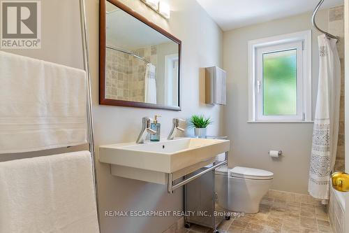 1548 Wembury Road, Mississauga, ON - Indoor Photo Showing Bathroom