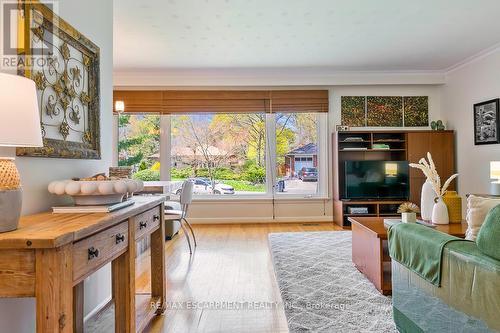 1548 Wembury Road, Mississauga, ON - Indoor Photo Showing Living Room