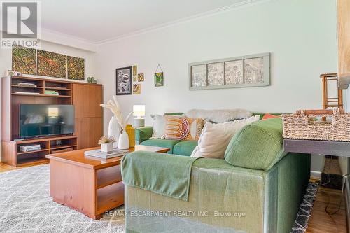 1548 Wembury Road, Mississauga, ON - Indoor Photo Showing Living Room