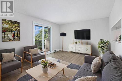 314 - 270 Brittany Drive, Ottawa, ON - Indoor Photo Showing Living Room