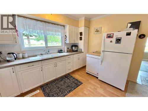 492 Fourth Avenue, Midway, BC - Indoor Photo Showing Kitchen