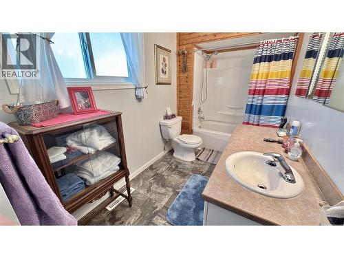 492 Fourth Avenue, Midway, BC - Indoor Photo Showing Bathroom