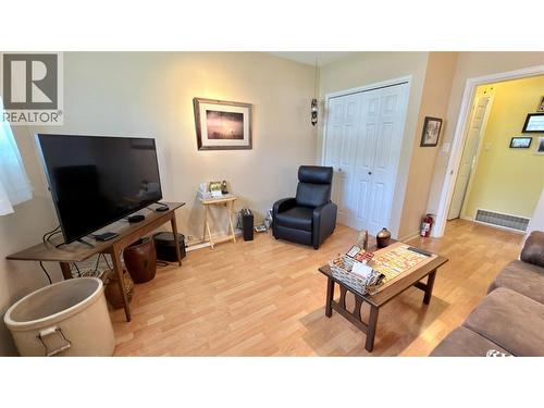 492 Fourth Avenue, Midway, BC - Indoor Photo Showing Living Room