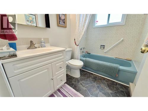 492 Fourth Avenue, Midway, BC - Indoor Photo Showing Bathroom