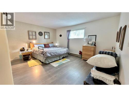492 Fourth Avenue, Midway, BC - Indoor Photo Showing Bedroom