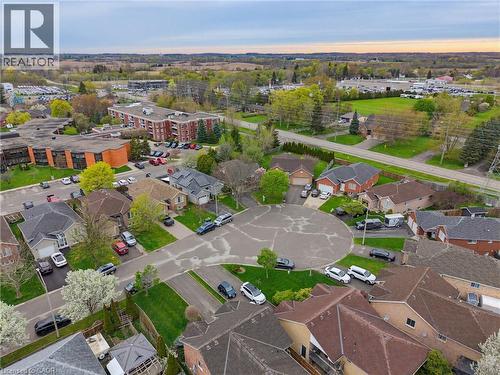 Residential cul-de-sac layout with diverse single-story and multi-story homes - 29 Strong Court, Brantford, ON - Outdoor With View