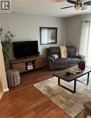 13 Stanley Street, Cambridge, ON - Indoor Photo Showing Living Room