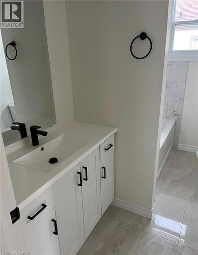 13 Stanley Street, Cambridge, ON - Indoor Photo Showing Bathroom